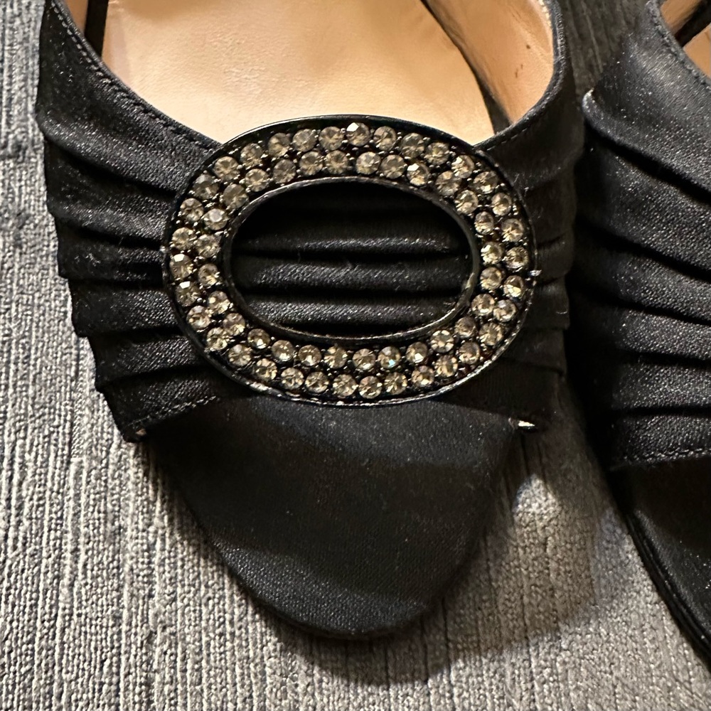 MANOLO BLAHNIK NIB BLACK SILK SEDARABY D’ORSAY CRYSTAL BUCKLE HEELS - SIZE 39.5 - Picture 3 of 10